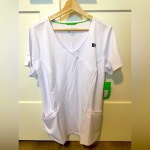 💥💥 bundle of 2 💥💥 Scrub top with RN label